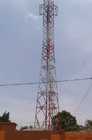 O MERGULHO quente do rádio da tevê do sinal galvanizou a torre móvel 10-80m da antena de aço