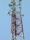 A telecomunicação pintada de 15m entrelaça as torres de aço