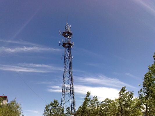 Autossuficiente torre de comunicação 3 tubular equipada com pernas