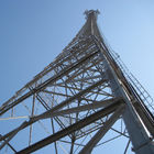 Uma comunicação de aço 20m da torre do ângulo equipado com pernas da micro-ondas da estrutura quatro