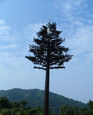Torre camuflada da construção de aço das antenas da telecomunicação
