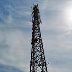 Torre de antena das telecomunicações do sinal 80m do telefone celular autossuficiente