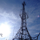 A linha de transmissão entrelaça o rádio do MW e a torre da televisão