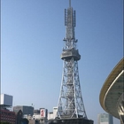 Rádio de Wifi da telecomunicação e torre móveis da televisão com acessórios dos suportes