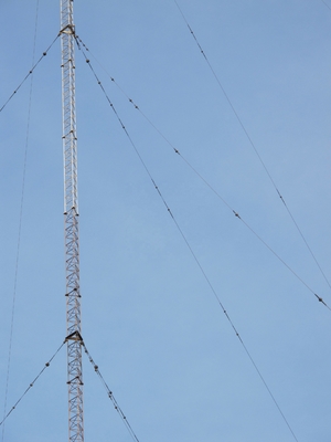 Mastro galvanizado da telecomunicação da torre do fio de 50m Guyed