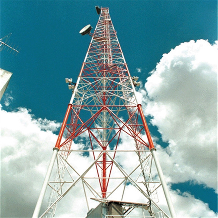 3 ou 4 angulares tubulares das telecomunicações equipadas com pernas da estrutura da torre