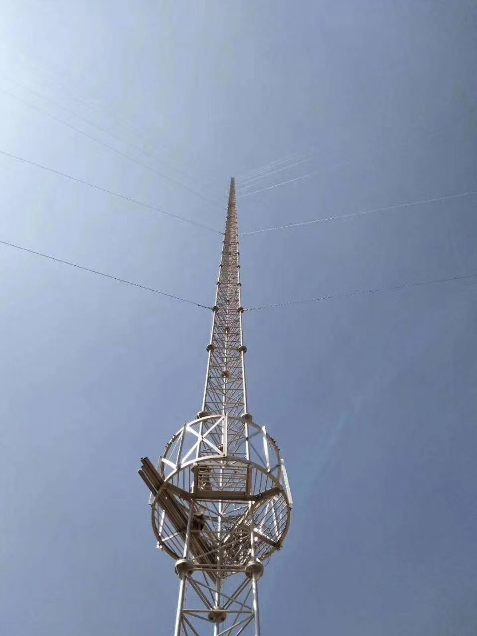 Antena galvanizada 30m/S de uma comunicação do mastro da torre do fio de Guyed do aço do mergulho quente