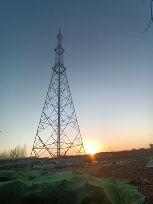 Antenas de rádio de Fm da torre de comunicação da G/M 5g e mastro alto das micro-ondas